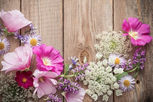 Fleurs d'été sur fond vieux bois — Photo