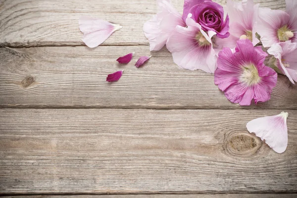 Eski ahşap arka planda yaz çiçekleri — Stok fotoğraf