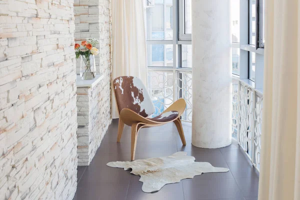 Intérieur avec fauteuil en bois — Photo