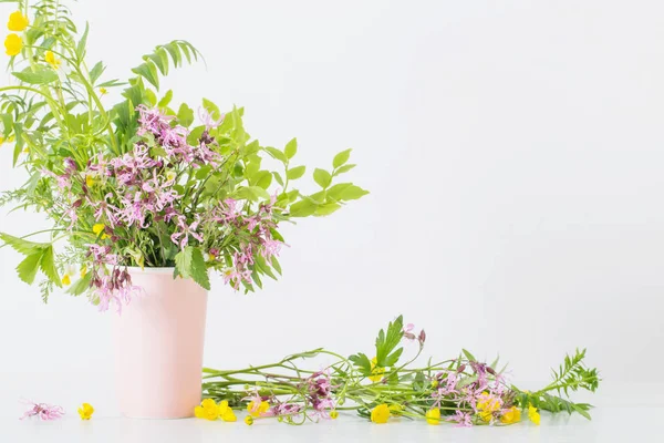 Flores de verão em vaso no fundo branco — Fotografia de Stock