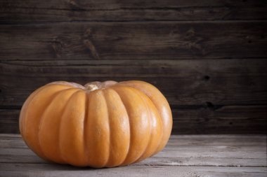 eski ahşap masada Turuncu kabak