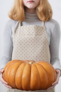 Beyaz arka planda el kabak ile kız