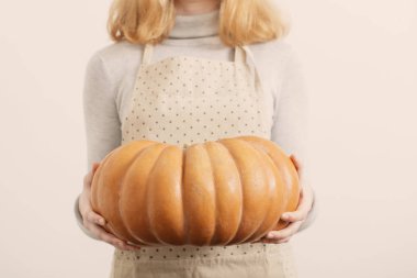 Beyaz arka planda el kabak ile kız