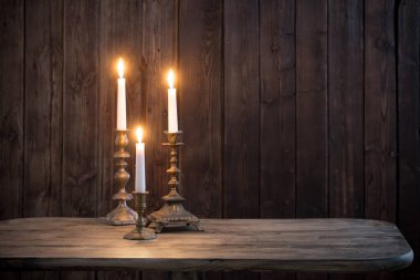 eski ahşap arka plan üzerinde yanan mum