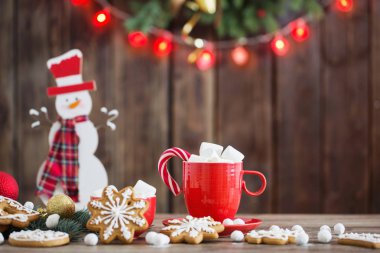 Mutfakta ahşap masada Noel çerezleri