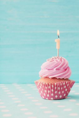 doğum günü caucpcake mavi ahşap zemin üzerine