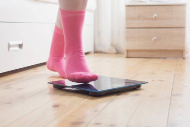 kat ölçeklerde çoraplı kadın ayakları