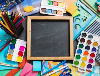 Arka plan yazı tahtası üzerinde okul Kırtasiye 