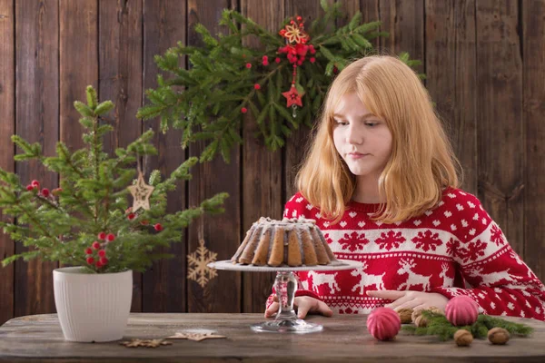 Lycklig flicka matlagning jul tårta — Stockfoto