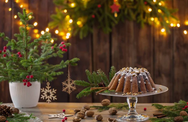 Koyu ahşap arka plan christmas cake ahd köknar dalı