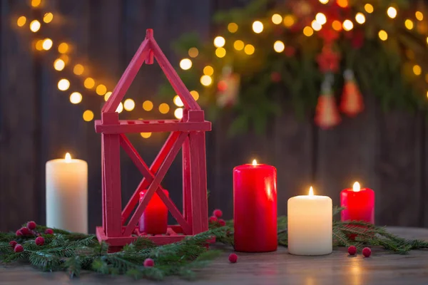 Linterna de madera con velas y ramas de Navidad en la parte posterior de madera — Foto de Stock