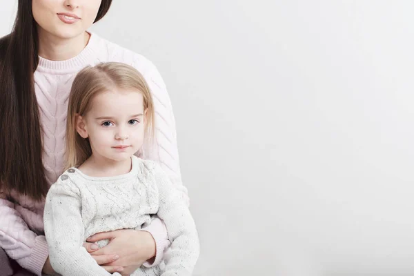 Madre e figlia ridono insieme a casa — Foto Stock