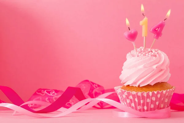 Cupcake mit Kerze auf rosa Hintergrund — Stockfoto