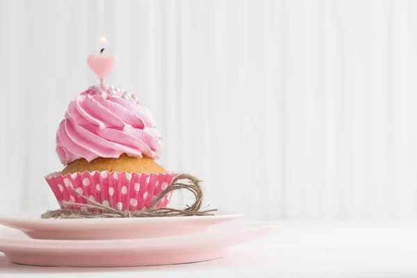 Cupcake rosa sobre fondo de madera blanco — Foto de Stock