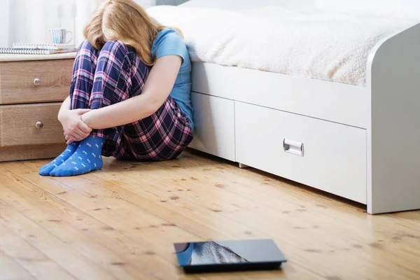 Smutné, dospívající dívka s šupinami na podlaze — Stock fotografie