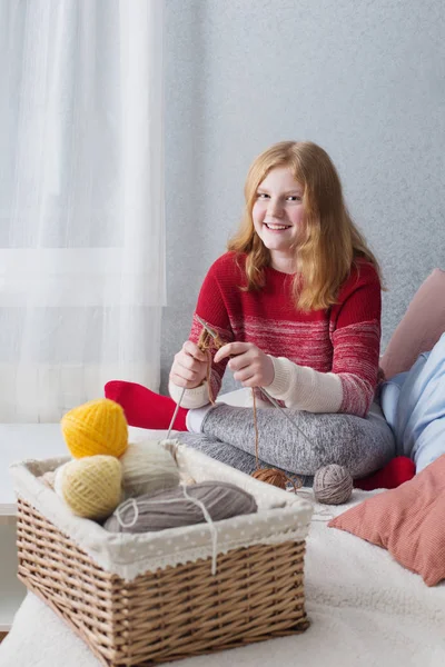 Tonåring flicka stickat hemma — Stockfoto