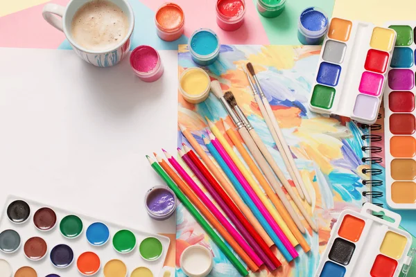 Tasse Kaffee und Farben, Bleistifte auf weißem Hintergrund — Stockfoto