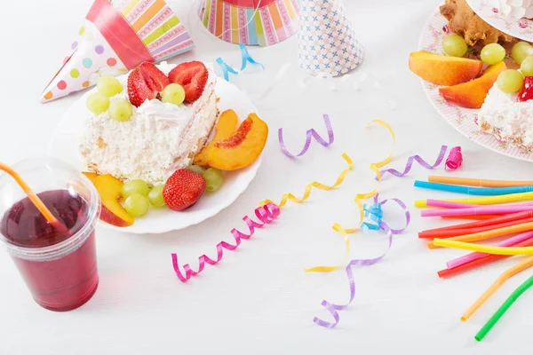 Születésnapi ünnepség, színes léggömbök és torta — Stock Fotó
