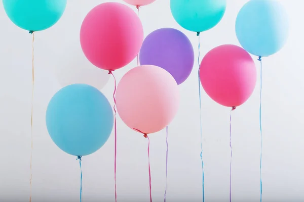 Palloncini su sfondo bianco in legno — Foto Stock