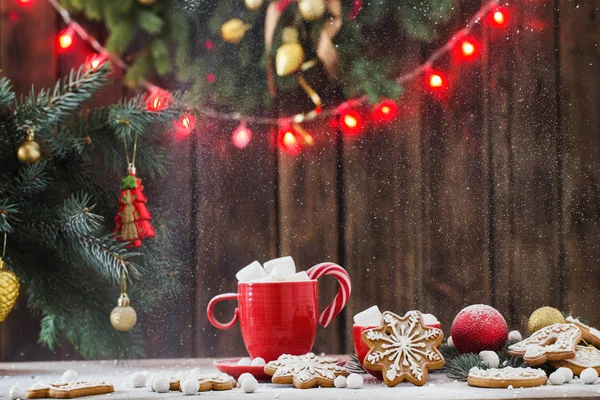 Kerstkoekjes op houten tafel in de keuken — Stockfoto