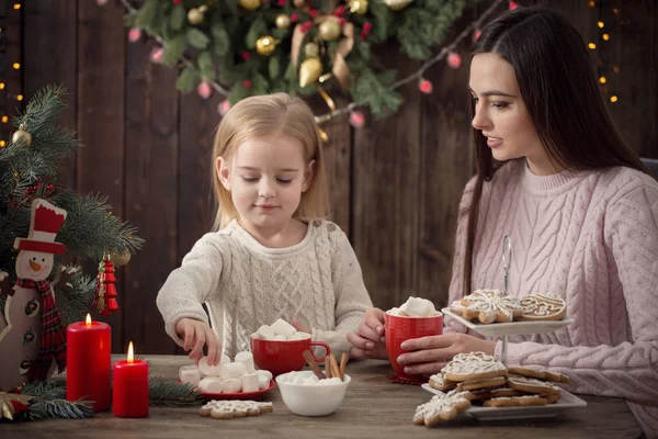 Mamma och liten flicka med julkakor hemma — Stockfoto