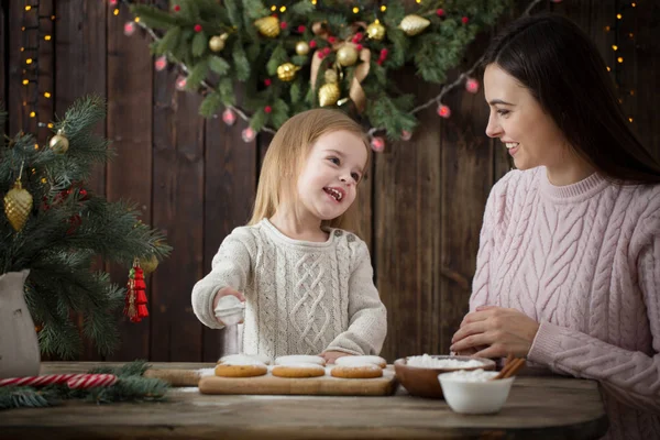 Moeder en dochter maken kerstkoekjes — Stockfoto