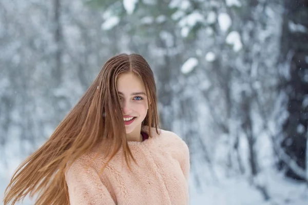 Vacker flicka i vinter skog — Stockfoto