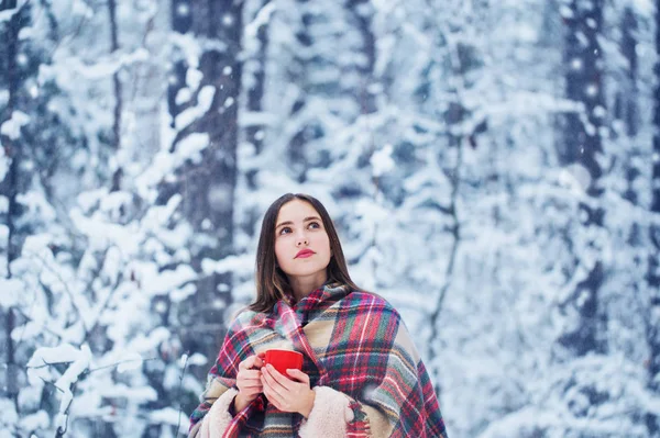 Bella ragazza nella foresta invernale — Foto Stock