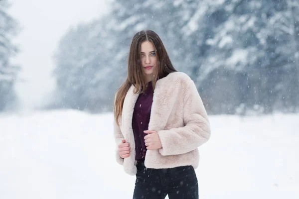 Hermosa chica en el bosque de invierno — Foto de Stock