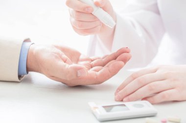 bir glucometer ile şeker seviyesini ölçme