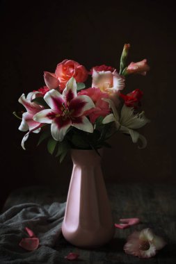 koyu arka plan üzerinde vazo yaz çiçekleri ile natürmort 