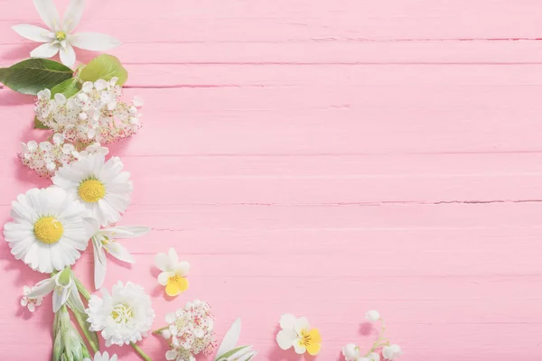 Piękne kwiaty na różowym drewnianym tle — Zdjęcie stockowe