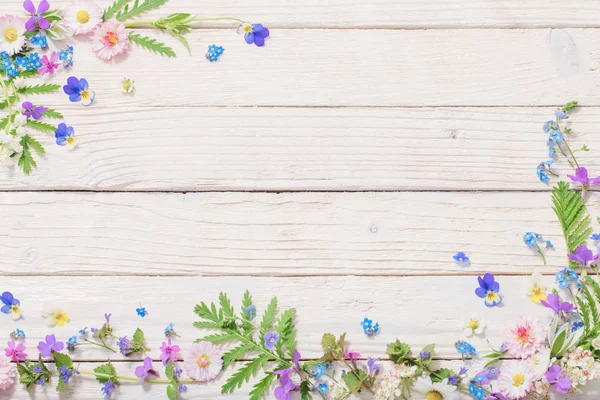Belas flores em fundo de madeira — Fotografia de Stock