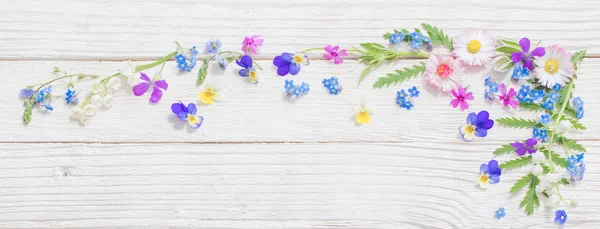 Bellissimi fiori su sfondo di legno — Foto Stock