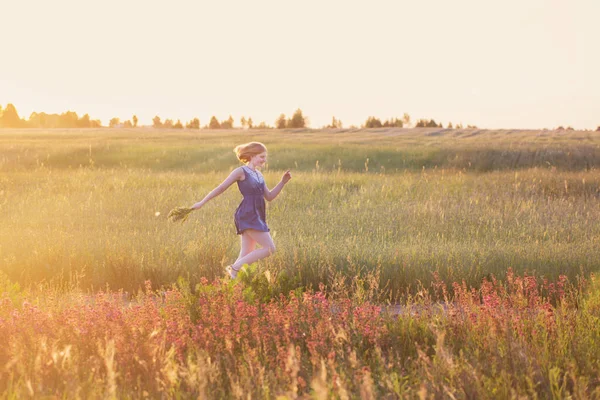 Έφηβος κορίτσι στο καλοκαίρι πεδίο στο ηλιοβασίλεμα — Φωτογραφία Αρχείου