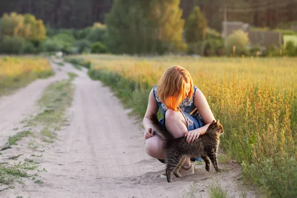 Έφηβος κορίτσι με γάτα σε αγροτική δρόμο — Φωτογραφία Αρχείου