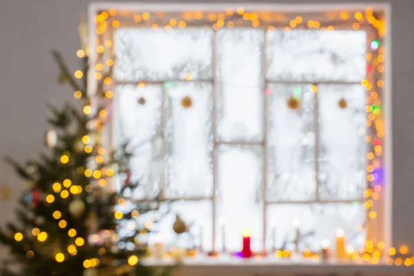 旧木窗上的圣诞装饰失焦 — 图库照片