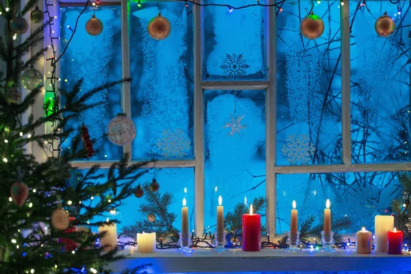 Decoraciones navideñas en ventana de madera vieja — Foto de Stock