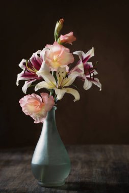 koyu arka plan üzerinde vazo yaz çiçekleri ile natürmort 