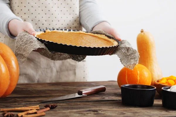 Woman cooks pumpkin pie — Stock Photo, Image