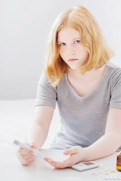 Menina adolescente mede o nível de açúcar no sangue — Fotografia de Stock