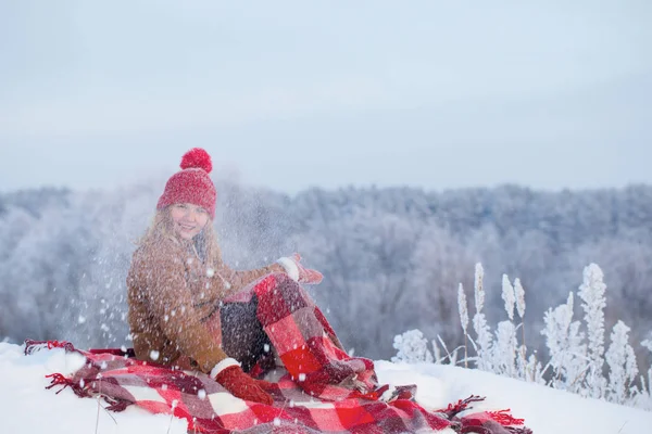 Tonårs flicka på Pläd i snö — Stockfoto