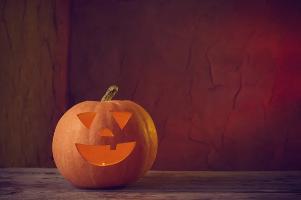 Хэллоуин тыквы на деревянном столе на темном фоне — стоковое фото