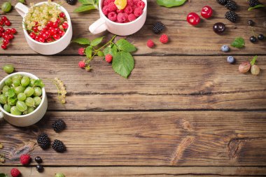 eski ahşap arka planda farklı çilek