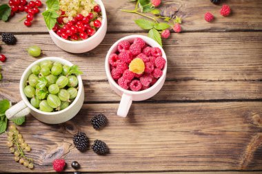 eski ahşap arka planda farklı çilek