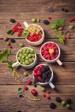 eski ahşap arka planda farklı çilek