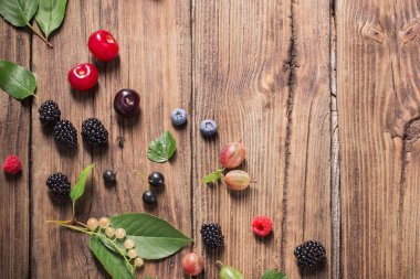 eski ahşap arka planda farklı çilek