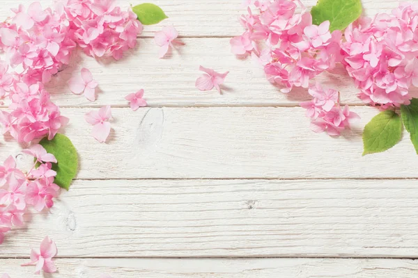 Hortensias rosadas sobre fondo blanco de madera —  Fotos de Stock