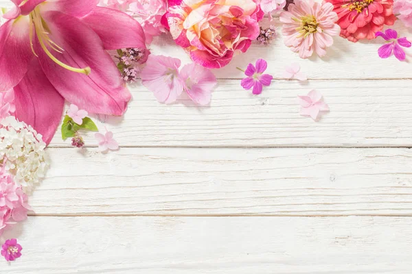 Różowe kwiaty na białym tle drewnianych — Zdjęcie stockowe