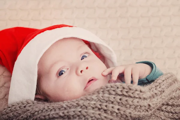 Malé děťátko v červeném Santa klobouku — Stock fotografie
